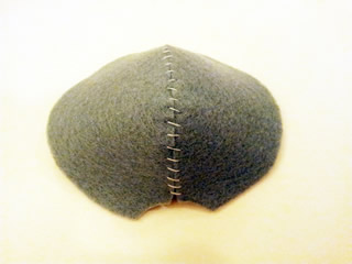 DULLHOUSE關於手作小物的網站，手作娃娃作法解析：無尾熊頭部構成縫在一起完成圖片