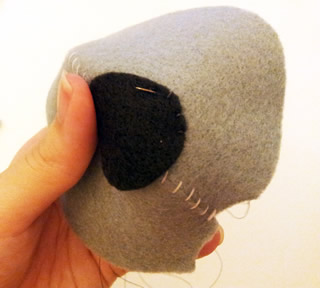 DULLHOUSE關於手作小物的網站，手作娃娃作法解析：無尾熊頭部縫上鼻子圖片