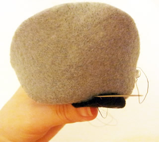 DULLHOUSE關於手作小物的網站，手作娃娃作法解析：無尾熊頭部縫上鼻子圖片二