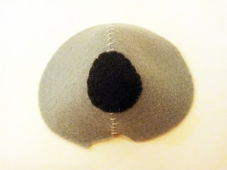 DULLHOUSE關於手作小物的網站，手作娃娃作法解析：無尾熊頭部縫上鼻子完成圖片