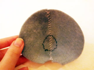 DULLHOUSE關於手作小物的網站，手作娃娃作法解析：無尾熊頭部縫上鼻子背面圖片