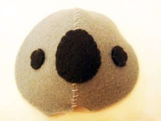 DULLHOUSE關於手作小物的網站，手作娃娃作法解析：無尾熊頭部縫上鼻子、眼睛圖片