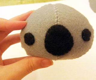 DULLHOUSE關於手作小物的網站，手作娃娃作法解析：無尾熊頭部塞好棉花圖片
