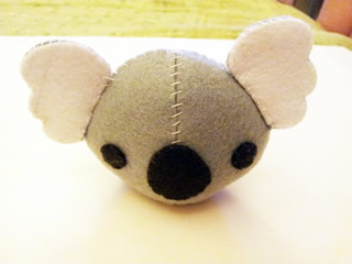 DULLHOUSE關於手作小物的網站，手作娃娃作法解析：無尾熊眼睛、鼻子、耳朵縫好完成圖片