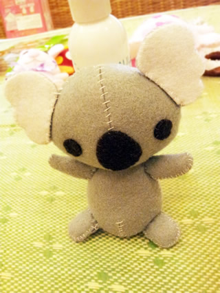 DULLHOUSE關於手作小物的網站，手作娃娃作法解析：無尾熊眼睛、鼻子、耳朵、身體縫好完成圖片